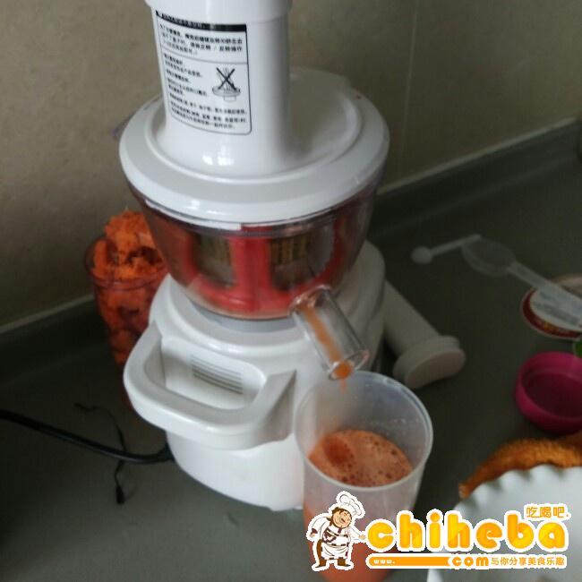 减肥果汁：番茄苹果胡萝卜汁的做法 步骤2